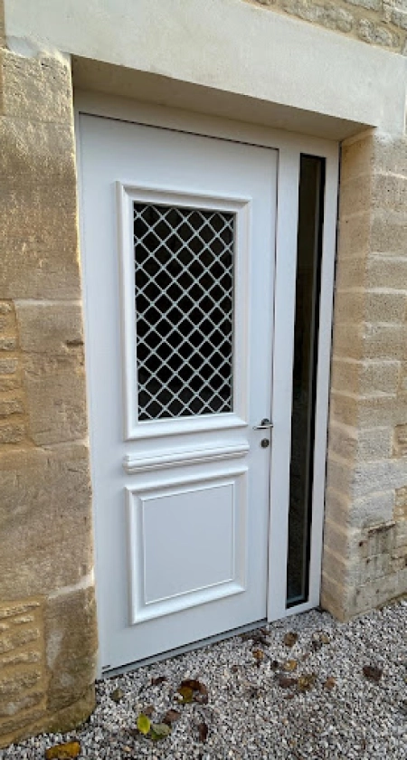 Installation de volets battants et porte d'entrée sur la Côte de Nacre par Logikinov en Normandie