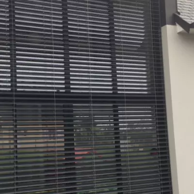 Pose d'un brise soleil orientable dans le Calvados