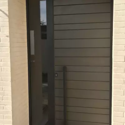 Pose d'une porte d'entrée en bois Cyme à Caen