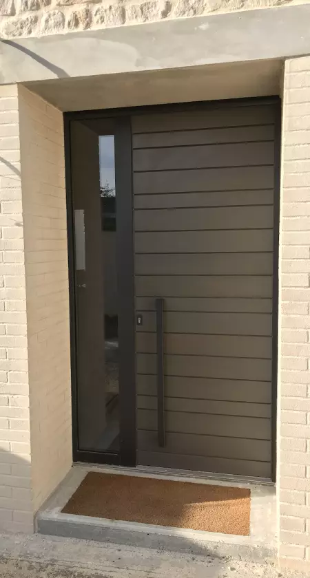 Pose d'une porte d'entrée en bois Cyme à Caen