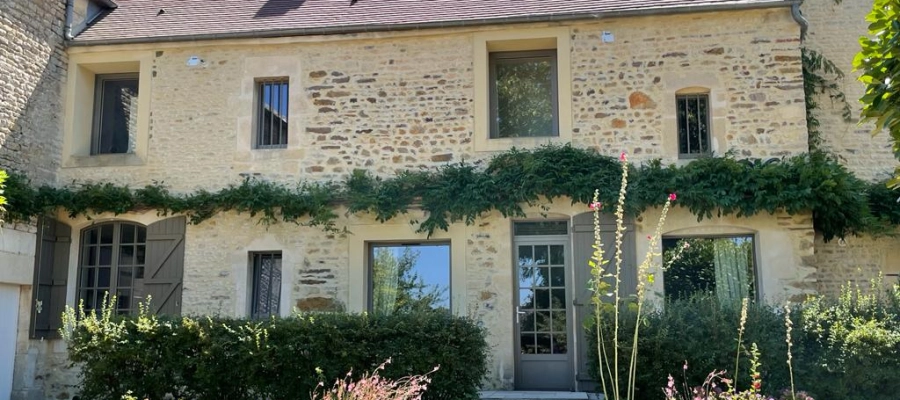 Pose de fenêtres by Minco sur une charmante maison en pierre 