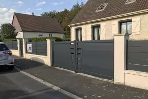 Pose d'un portail battant en aluminium à Ouistreham 