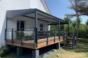 Mise en place d'un garde corps vitré pour une terrasse sur pilotis à Ouistreham 