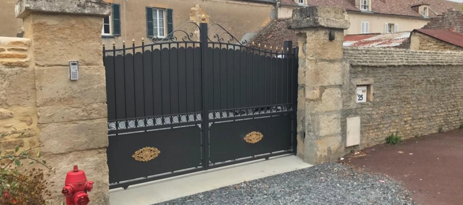 Installation d’un portail motorisé coulissant en aluminium à Blainville sur Orne