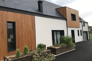 Installation de fenêtres, porte de garage, porte d’entrée, portail et volets roulants sur une maison neuve à Caen 