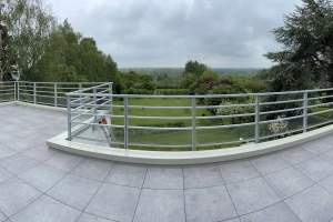 Pose de garde corps et jalousies sur un toit terrasse près de Caen