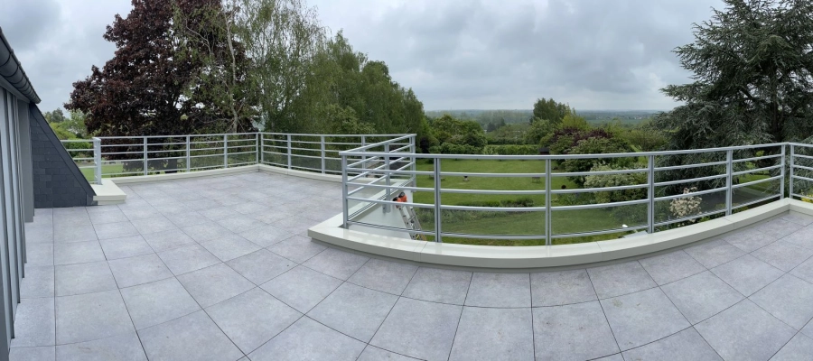 Pose de garde corps et jalousies sur un toit terrasse près de Caen