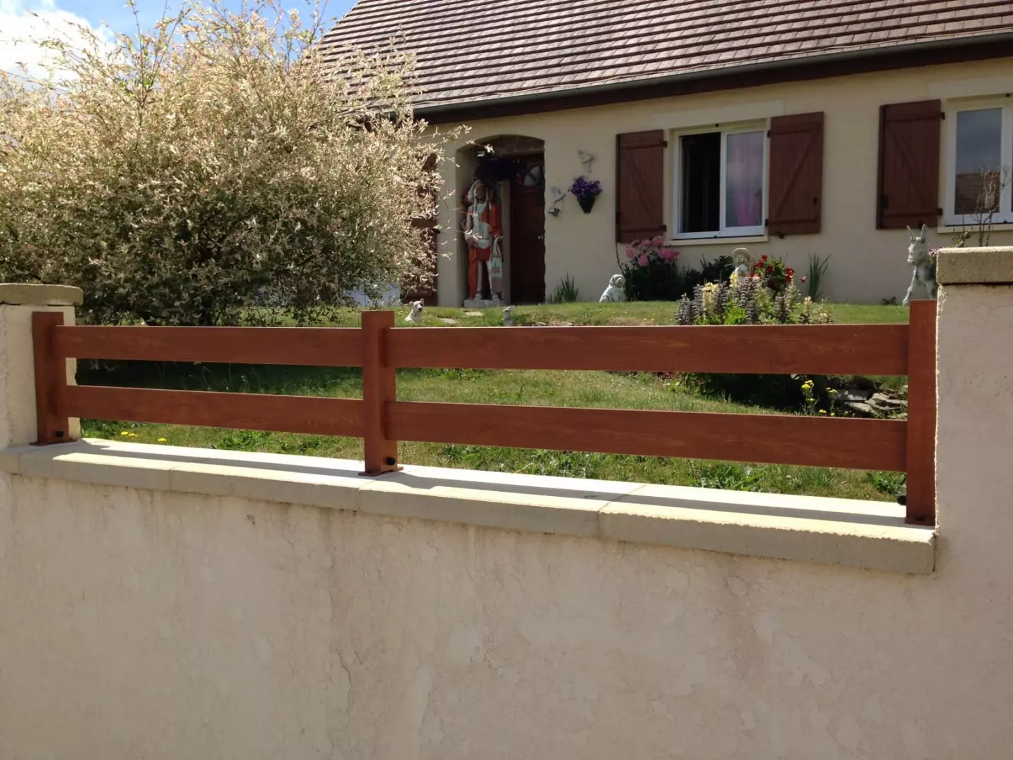 Pose d'une clôture et d'un portail aluminium ajourés à Falaise