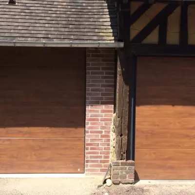 Pose d'une porte de garage ton bois à Lisieux