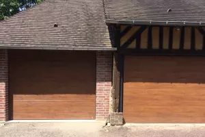 Pose d'une porte de garage ton bois à Lisieux