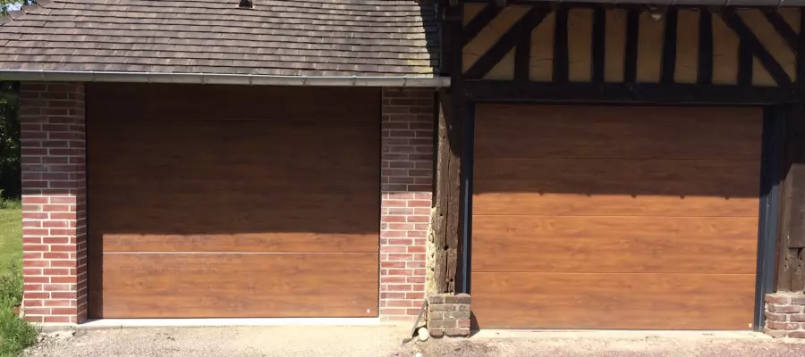 Pose d'une porte de garage ton bois à Lisieux