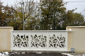Pose d’un portail coulissant en aluminium par l’agence de Saint Lô