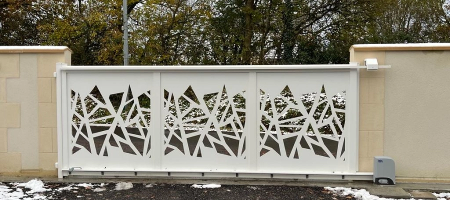 Pose d’un portail coulissant en aluminium par l’agence de Saint Lô