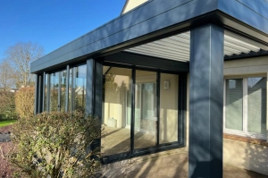 Pose d’une véranda et d’une pergola Soko par l’agence de Fleury sur Orne 