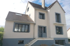 Chantier près de Caen avec changement de porte d’entrée, porte de garage et fenêtres avec volets roulants 