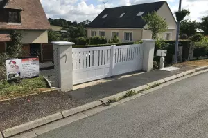 Rénovation d'un portail en PVC Blanc semi ajouré à Cabourg 