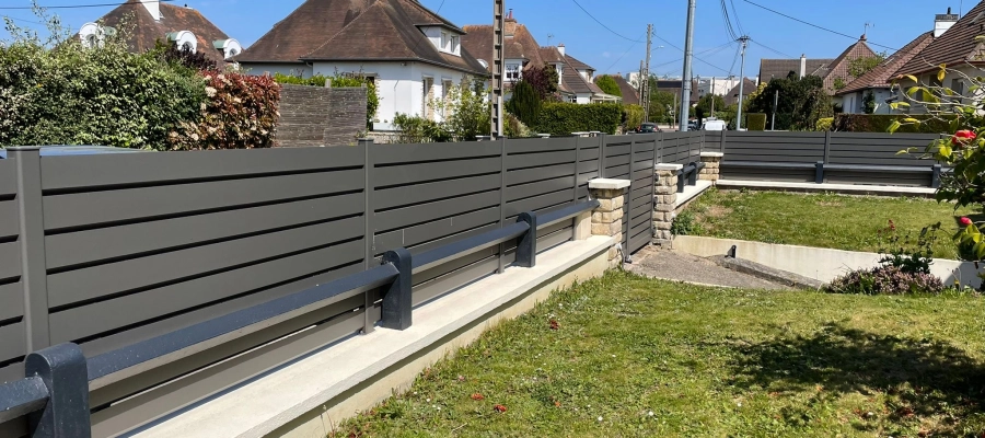 Installation d'un portail et d'une clôture persiennés à Caen en Normandie