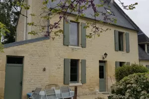 Pose de volets battants et de fenêtres en aluminium sur une maison en pierre de Caen à Bayeux