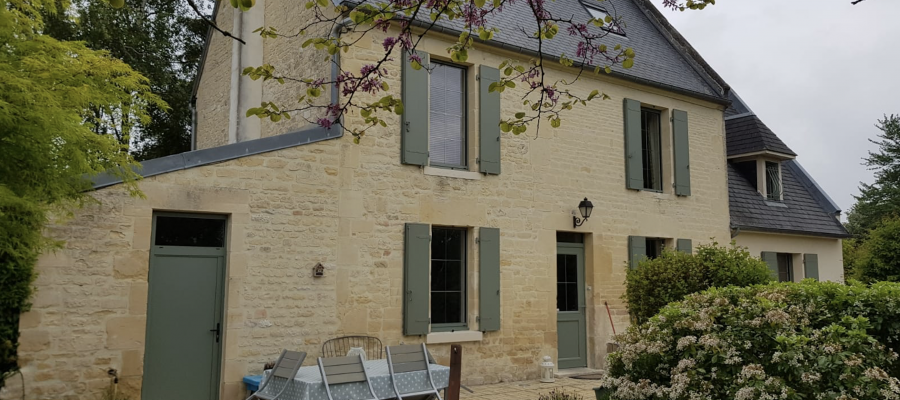 Pose de volets battants et de fenêtres en aluminium sur une maison en pierre de Caen à Bayeux