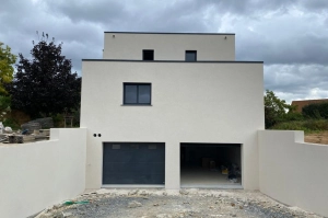 Installation de menuiseries extérieures sur une maison neuve en Normandie