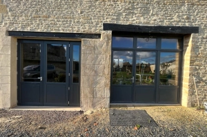 Installation d’un ensemble de fenêtres et portes en bois près de Douvres