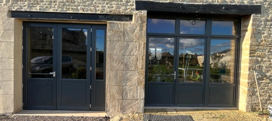 Installation d’un ensemble de fenêtres et portes en bois près de Douvres