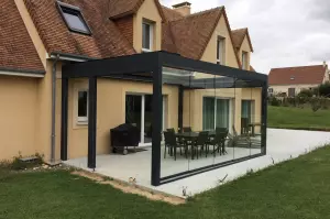 Création d'une pergola à lames orientables et rétractables à Caen, en Normandie 