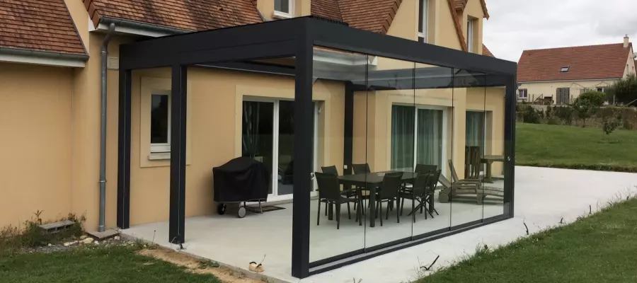 Création d'une pergola à lames orientables et rétractables à Caen, en Normandie 