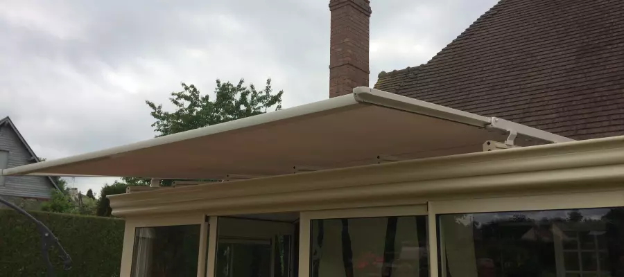 Pose d'un store de toiture pour une véranda à Cabourg 