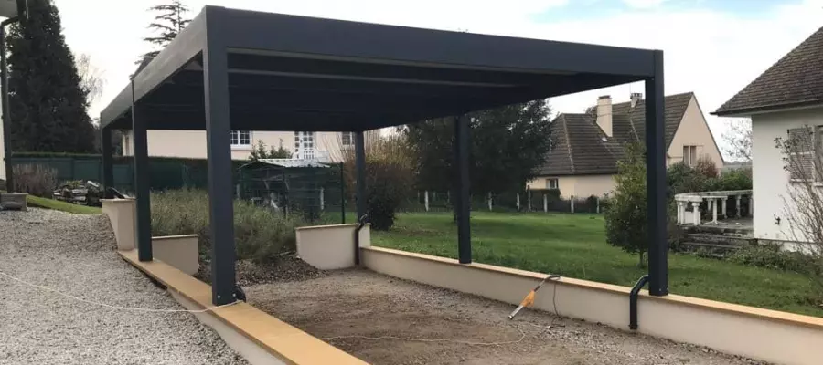 Création et installation d'un carport en aluminium à toit plat à Cabourg