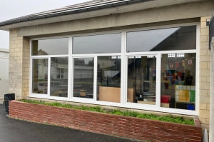 Installation de fenêtres en PVC dans une école près de Caen.