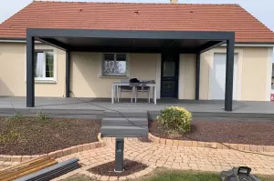 Installation d'une terrasse composite avec pergola bioclimatique dans la Manche