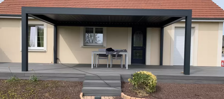 Installation d'une terrasse composite avec pergola bioclimatique dans la Manche