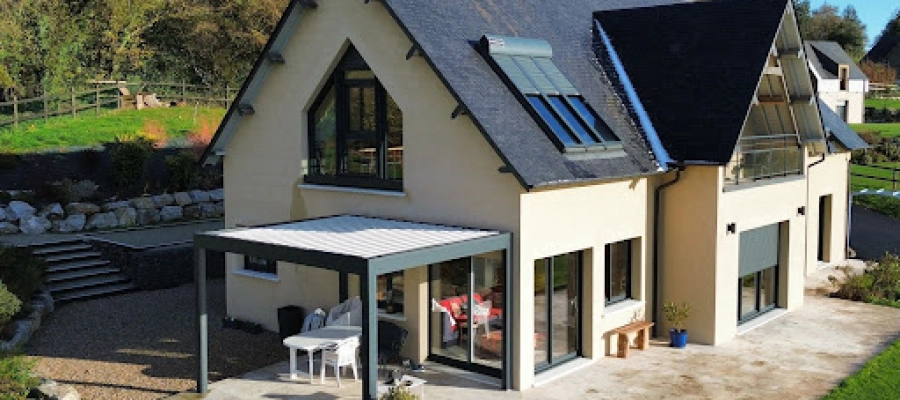 Installation d’une pergola Brustor B200 XL et de volets roulants près de Pont l’Évêque en Normandie