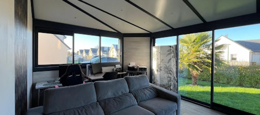 Installation d’une véranda Soko à toit plat dans la Manche en Normandie