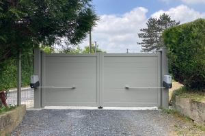 Installation d’un portail avec portillon et d’une porte de garage en Normandie