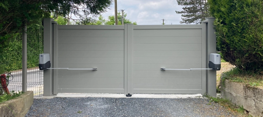 Installation d’un portail avec portillon et d’une porte de garage en Normandie