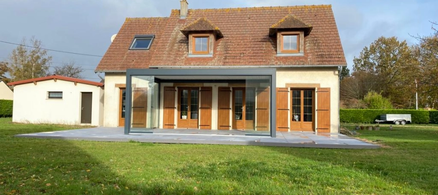 Installation de volets battants et d’une pergola en Normandie