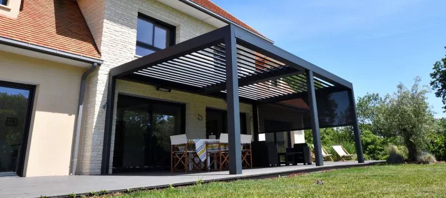 Pose d'une pergola bioclimatique en aluminium à Saint Lô