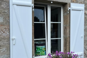 Pose de portes fenêtres et volets battants par l’agence de St Lô 