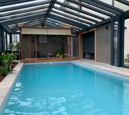 Couverture d'une piscine par une véranda aluminium à Caen
