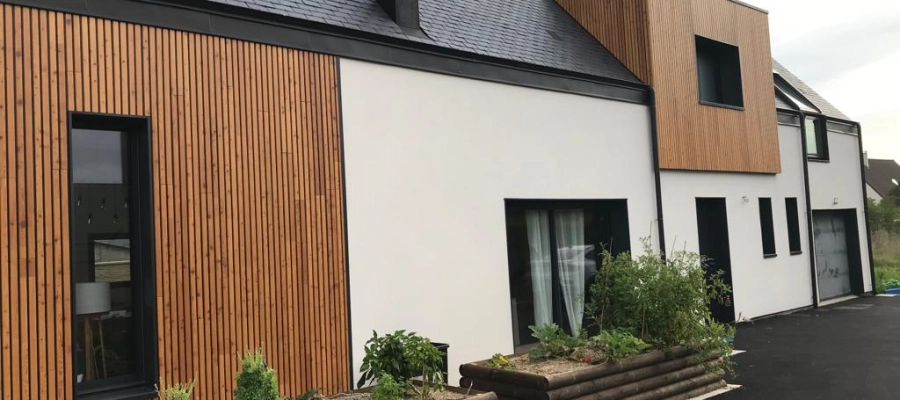 Installation de fenêtres, porte de garage, porte d’entrée, portail et volets roulants sur une maison neuve à Caen 