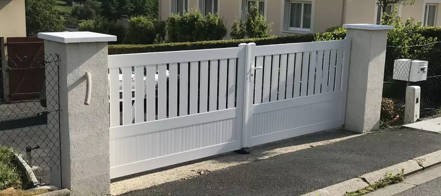 Rénovation d'un portail en PVC Blanc semi ajouré à Cabourg 