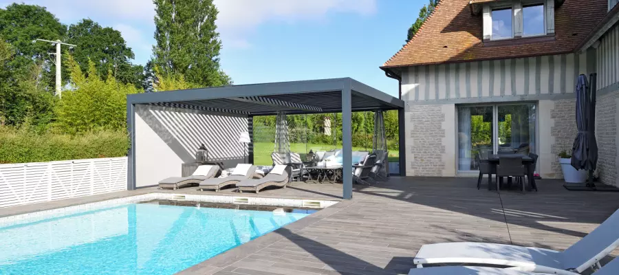 Création d'une pergola bioclimatique à lames orientables au bord d'une piscine à Deauville 